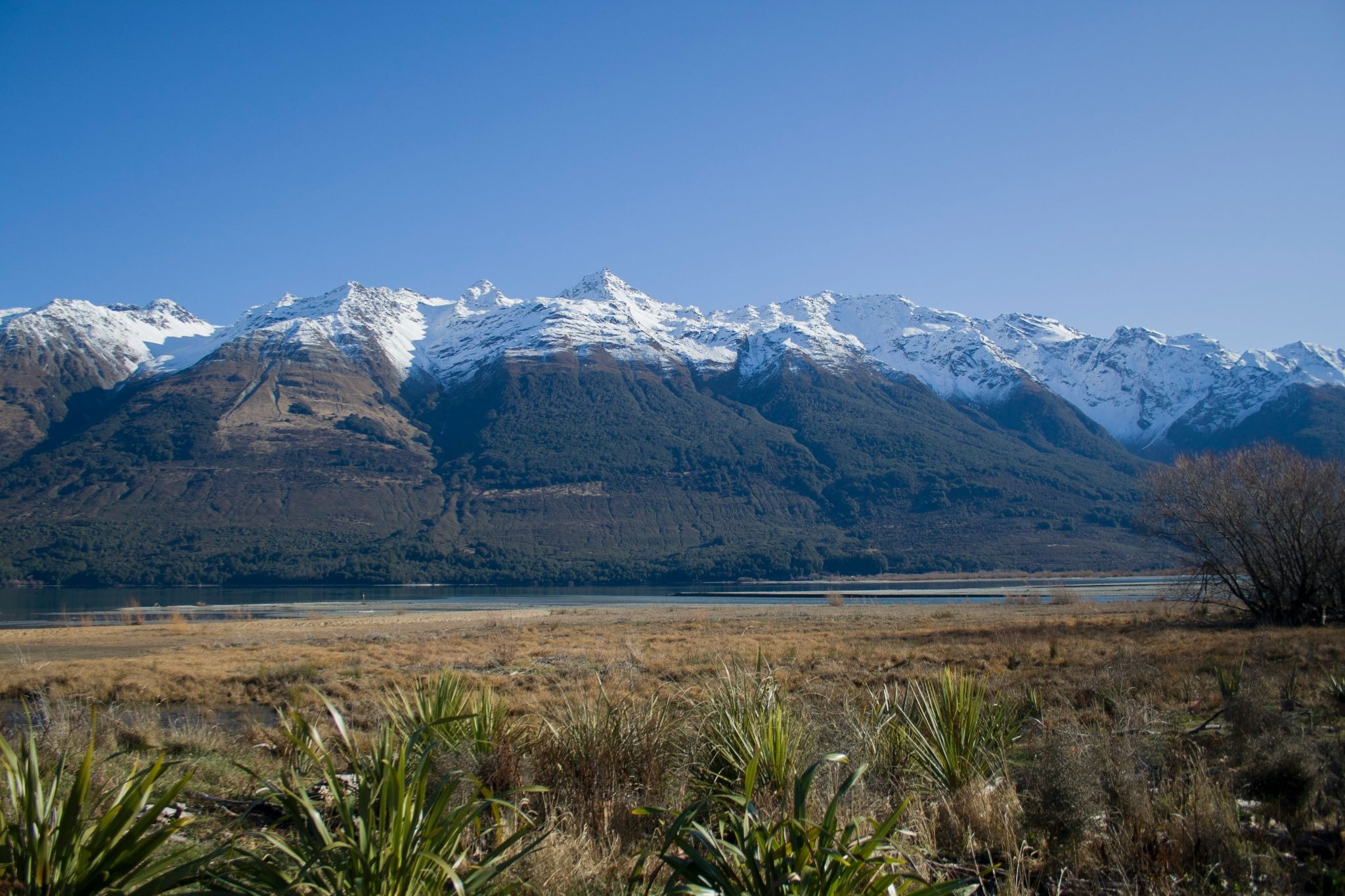Queenstown-New-Zeland-snowy-montain-peaks