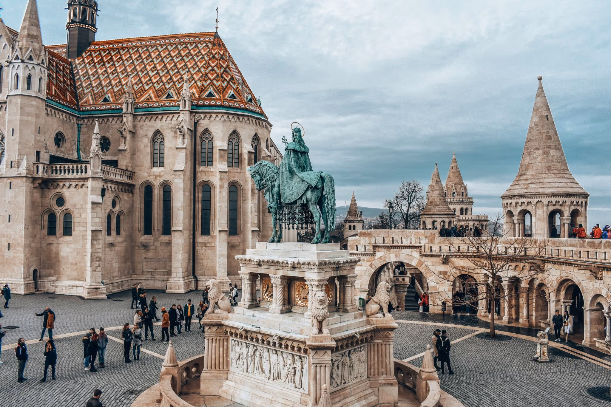 source: https://unsplash.com/photos/a-large-building-sitting-on-top-of-a-lush-green-field-sZicNHRV404