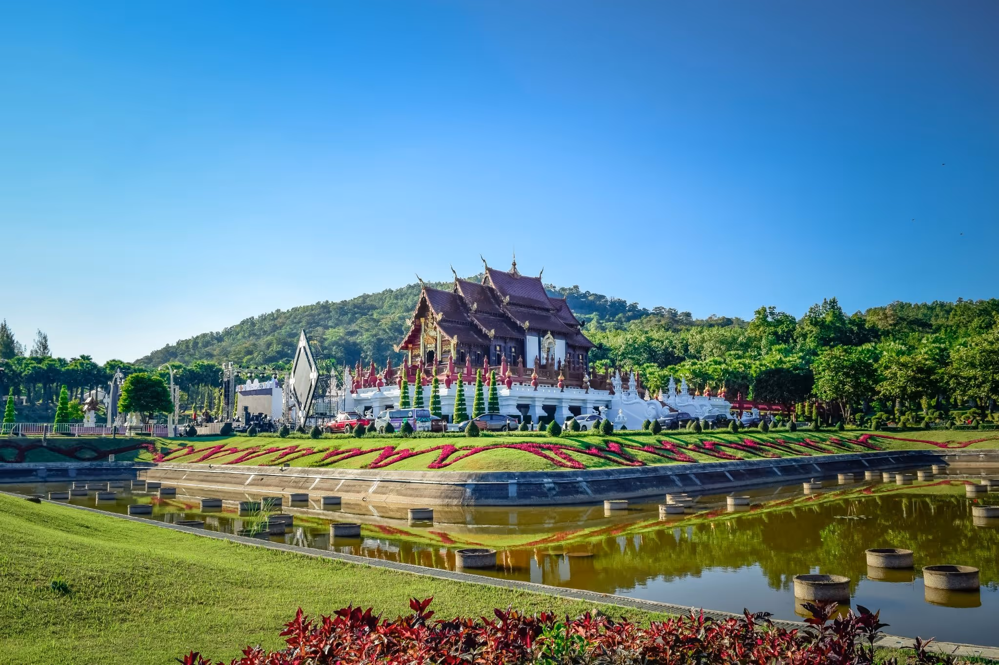 source: https://unsplash.com/photos/a-large-building-sitting-on-top-of-a-lush-green-field-sZicNHRV404