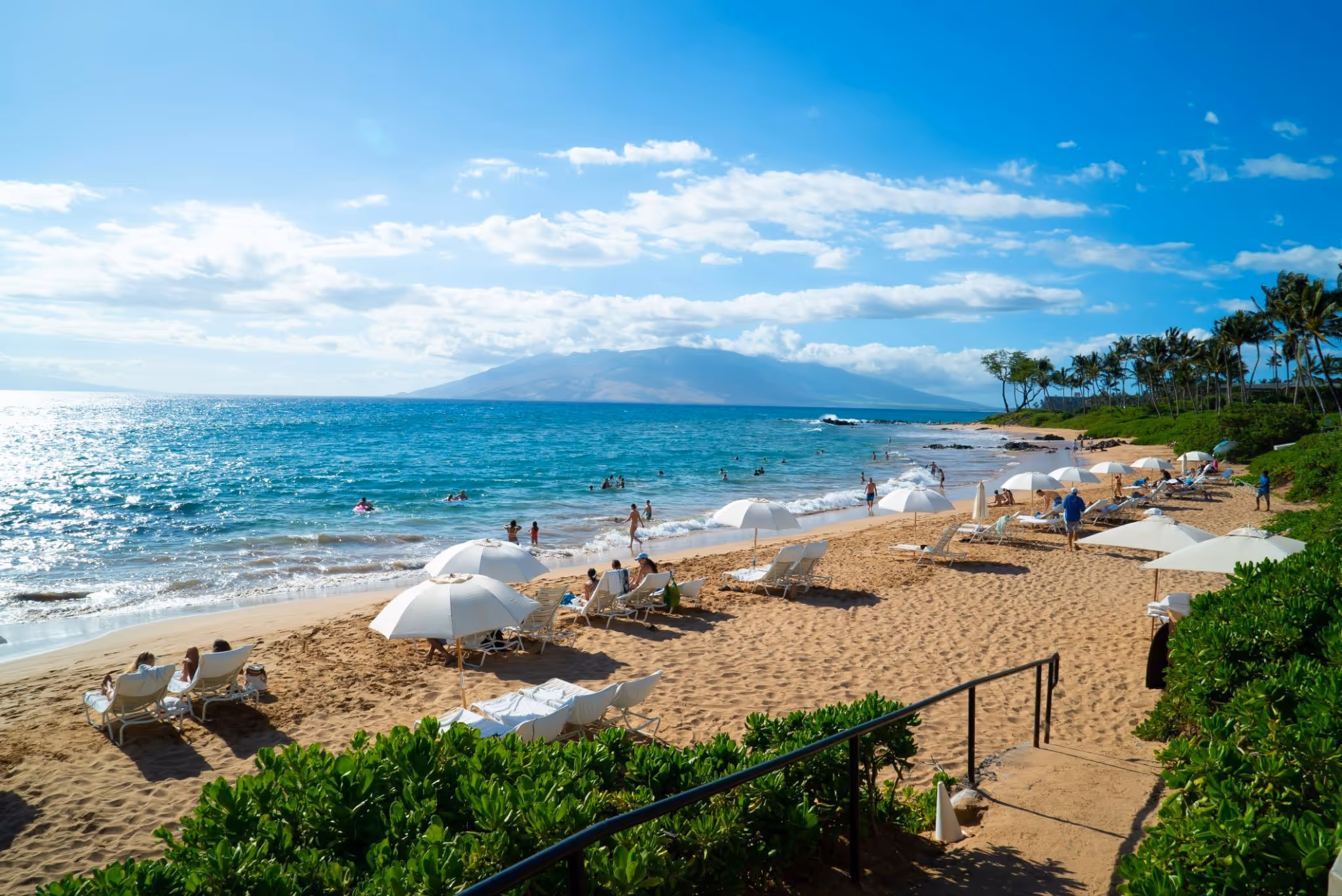 source: https://unsplash.com/photos/a-beach-filled-with-lots-of-white-umbrellas-next-to-the-ocean-Yu3YK5Popis