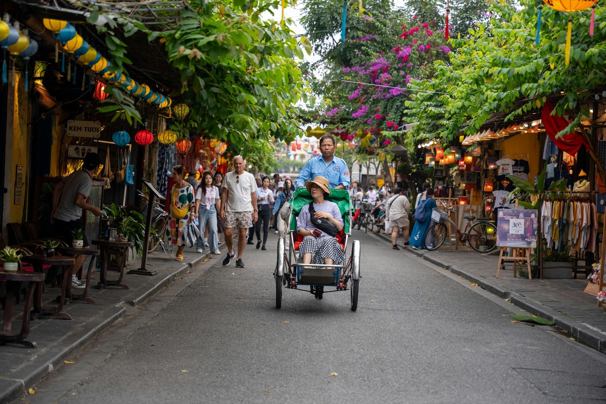 source: https://www.pexels.com/photo/woman-travelling-in-rickshaw-26805205/