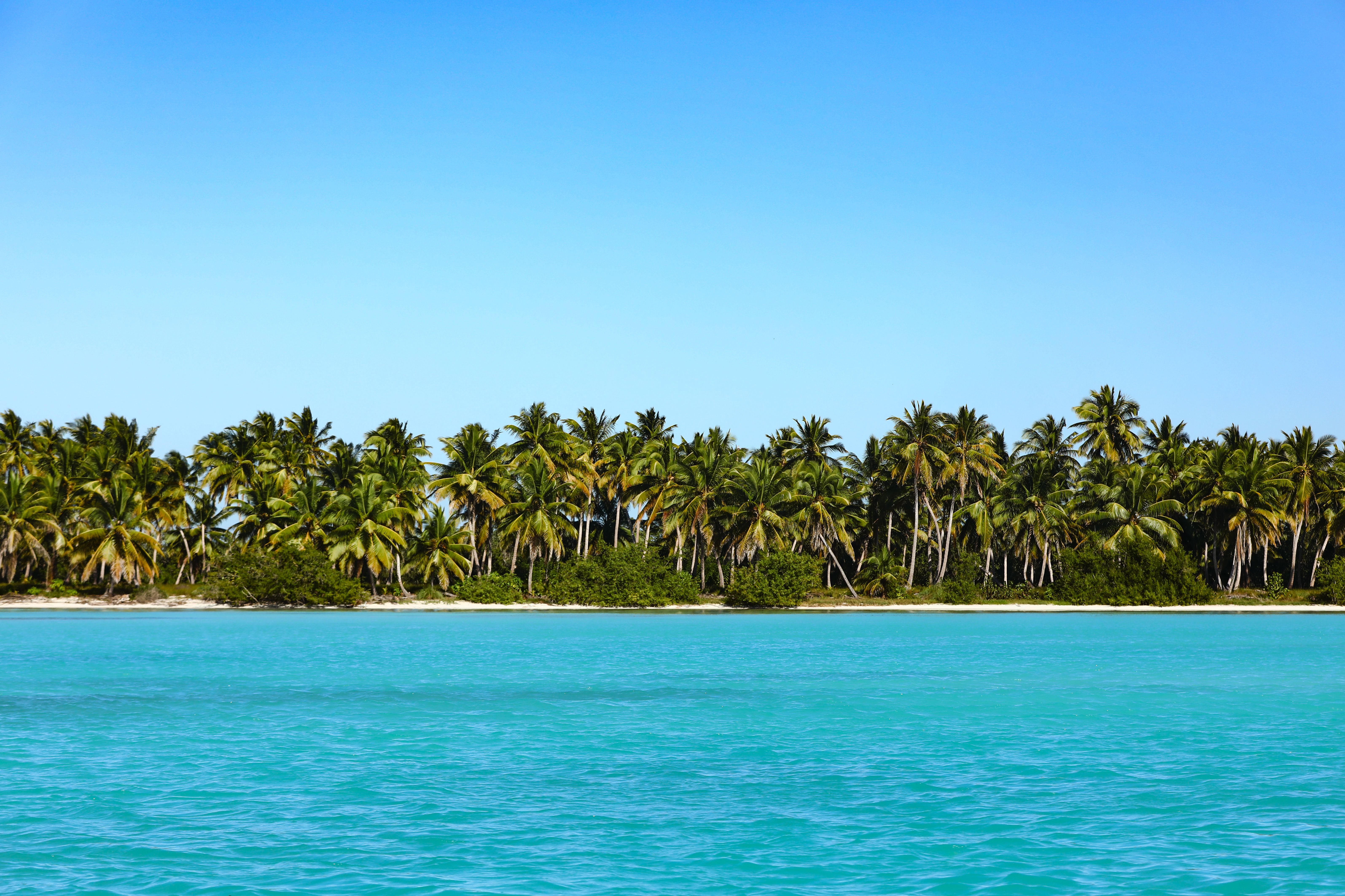 Turquoise lagoon and sandbars seen from above on Aitutaki, near Rarotonga