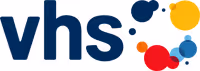 Logo der Volkshochschule mit bunten Punkten in Blau, Rot, Gelb und Schwarz rechts neben dem Schriftzug.