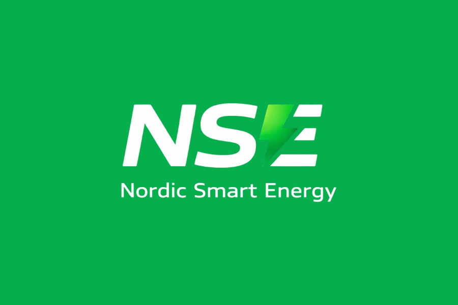 Vihreällä taustalla valkoinen "NSE" -logo, jossa salama E-kirjaimen sisällä, ja alla teksti "Nordic Smart Energy".