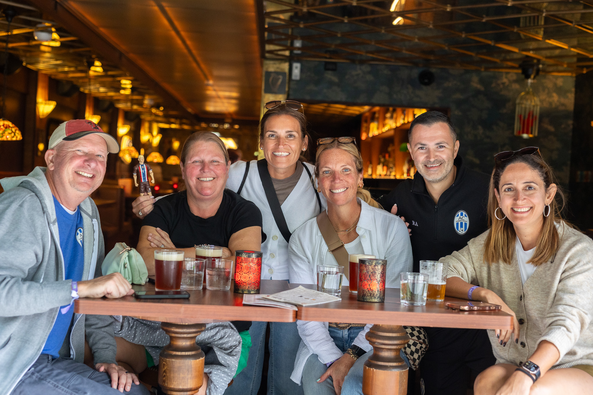 A group of friends at a table at Red Rabbit Pub Oslo