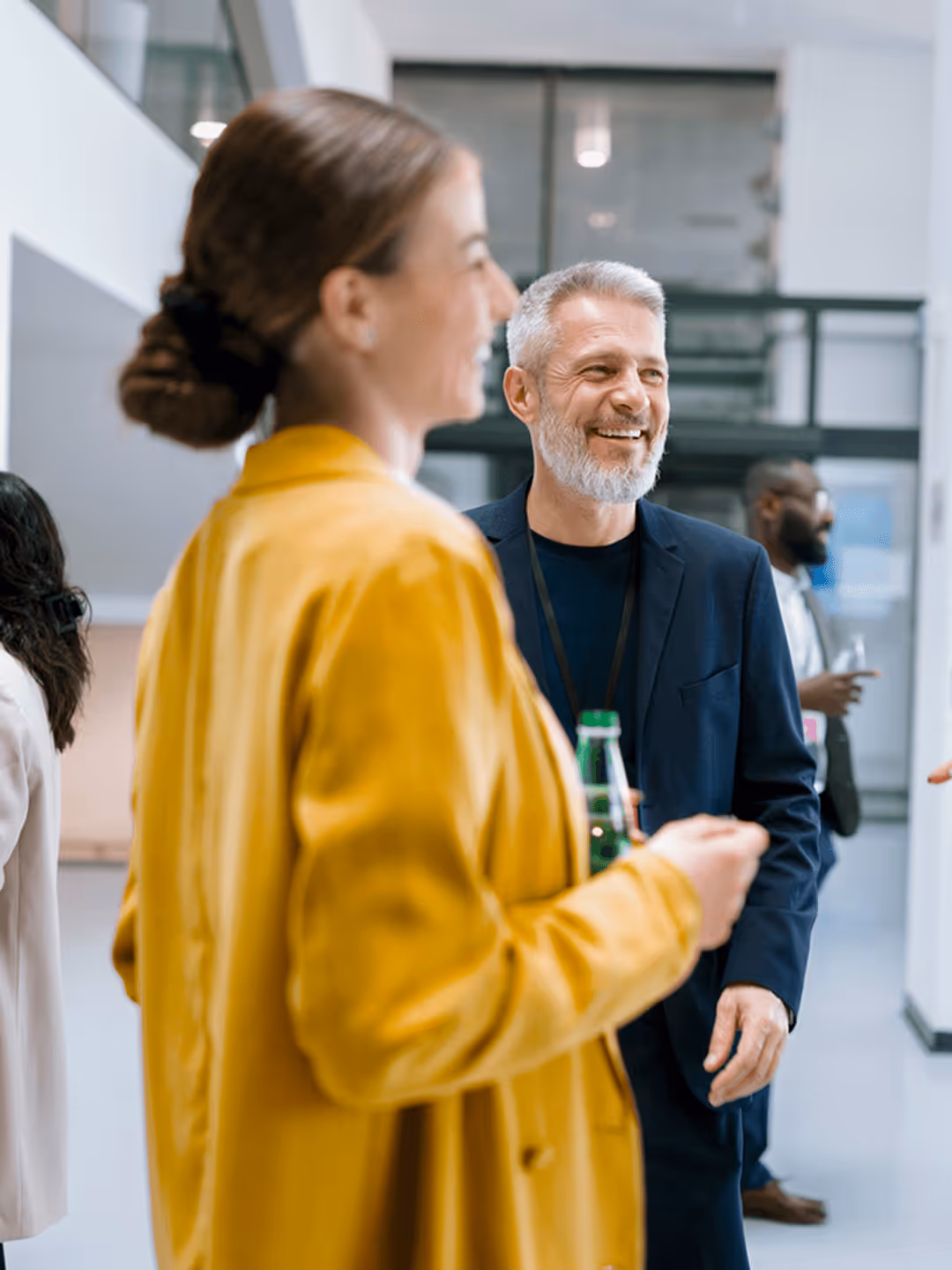 Mann genießt Natur beim Wandern in grüner Landschaft. Lebendige Farben, klarer Himmel, entspannte Atmosphäre.