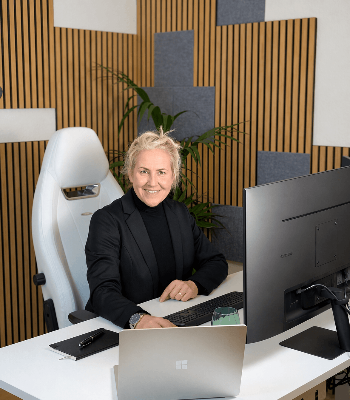 Häufig gestellte Fragen Symbol in blauem Kreis, Fragezeichen in der Mitte, minimalistisches Design.