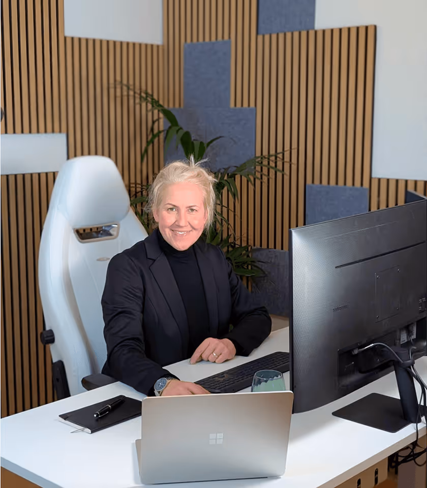 Häufig gestellte Fragen Symbol in blauem Kreis, Fragezeichen in der Mitte, minimalistisches Design.