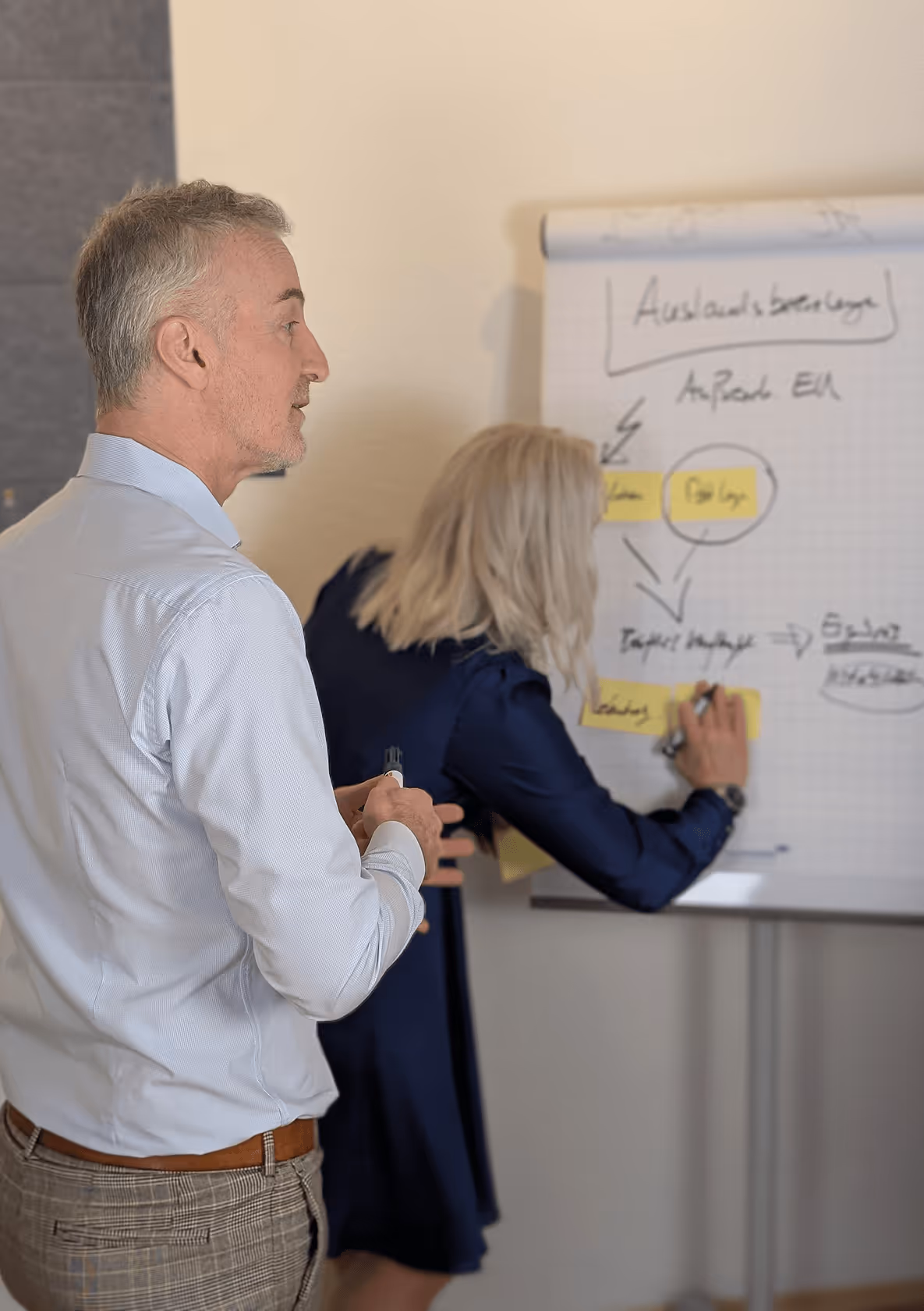 Büroangestellte arbeiten zusammen an einem Schreibtisch, diskutieren und überprüfen Dokumente.