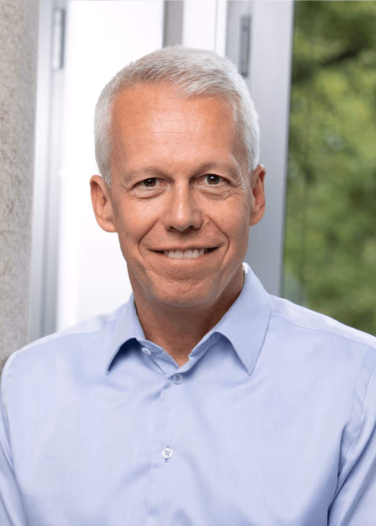 Möbeldesign im skandinavischen Stil, minimalistische Einrichtung mit Holzdetails und hellem Farbthema.