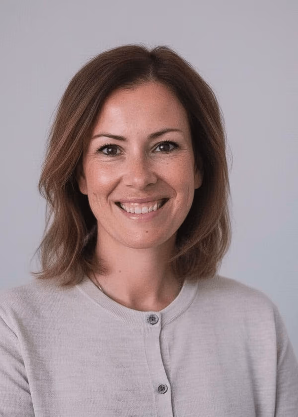 Berglandschaft bei Sonnenaufgang, klare Luft, zarte Wolken am Himmel, grüne Täler, Bild im AVIF-Format.