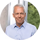 Drei Personen, die sich die Hand geben und lächeln, symbolisieren Vertrauen und Zusammenarbeit.