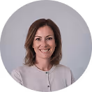 Gruppe von Menschen, die Vertrauen zeigen, durch Händeschütteln oder Lächeln; positive zwischenmenschliche Interaktion.