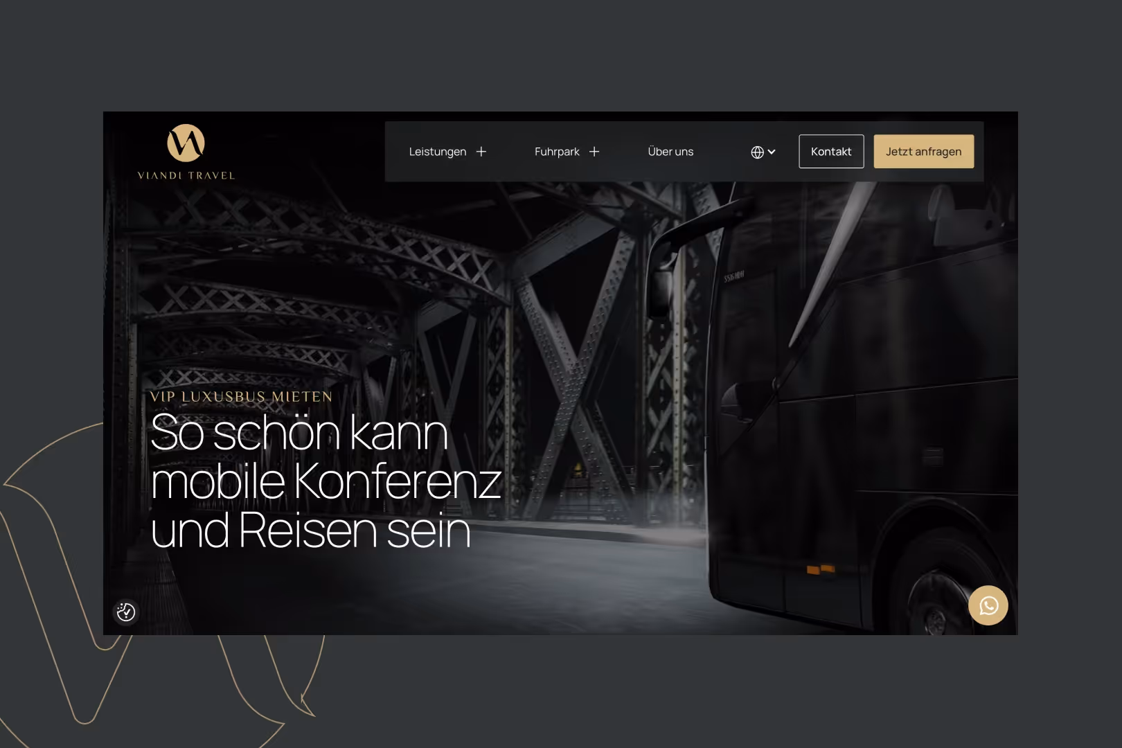 Schwarzer Luxusbus unter einer beleuchteten Stahlbrücke mit Text über VIP Luxusbus mieten für mobile Konferenzen und Reisen.