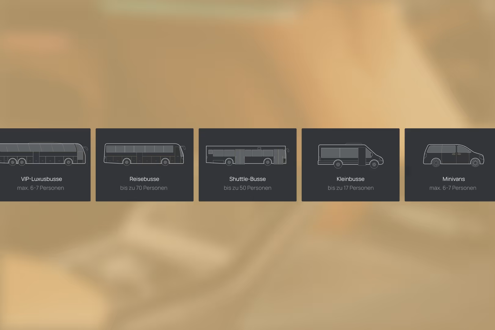 Fünf Fahrzeugtypen in Seitenansicht mit Kapazitätsangaben: VIP-Luxusbusse (max. 6-7 Personen), Reisebusse (bis zu 70 Personen), Shuttle-Busse (bis zu 50 Personen), Kleinbusse (bis zu 17 Personen), Minivans (max. 6-7 Personen).