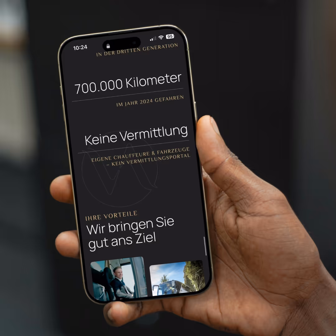 Hand hält ein Smartphone mit Text in deutscher Sprache über 700.000 Kilometer Fahrleistung im Jahr 2024 ohne Vermittlung, eigene Chauffeure und Fahrzeuge.
