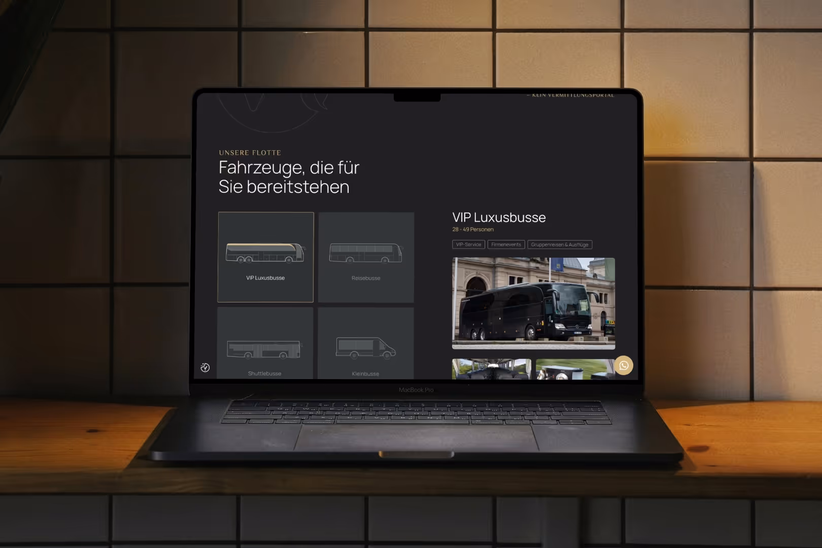 Laptop zeigt eine Webseite mit Optionen für VIP-Luxusbussen, Reisebusse, Shuttlebusse und Kleinbusse, darunter Fotos eines schwarzen VIP-Luxusbusses.