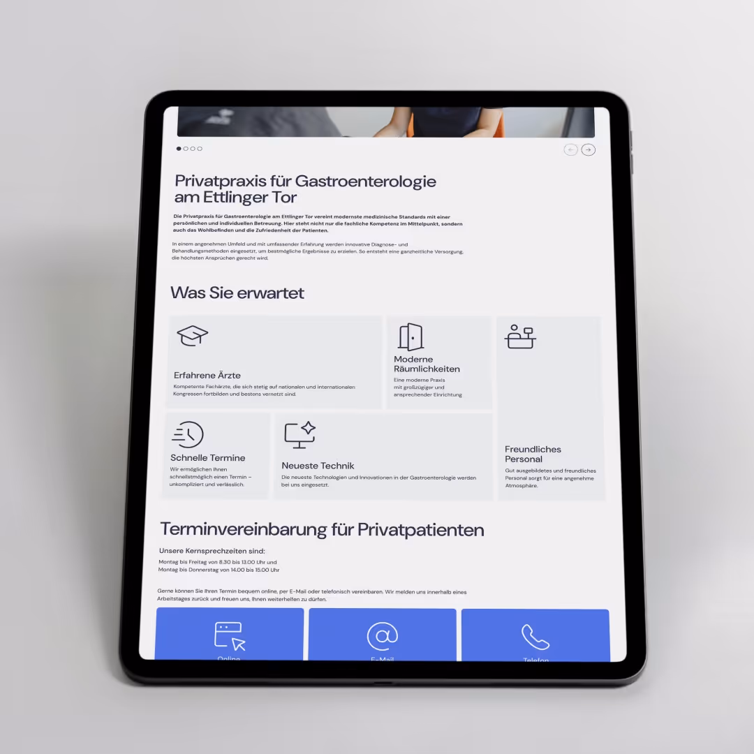 Tablet zeigt Webseite einer Privatpraxis für Gastroenterologie am Ettlinger Tor mit Informationen zu erfahrenen Ärzten, moderner Ausstattung, schnellen Terminen und freundlichem Personal.