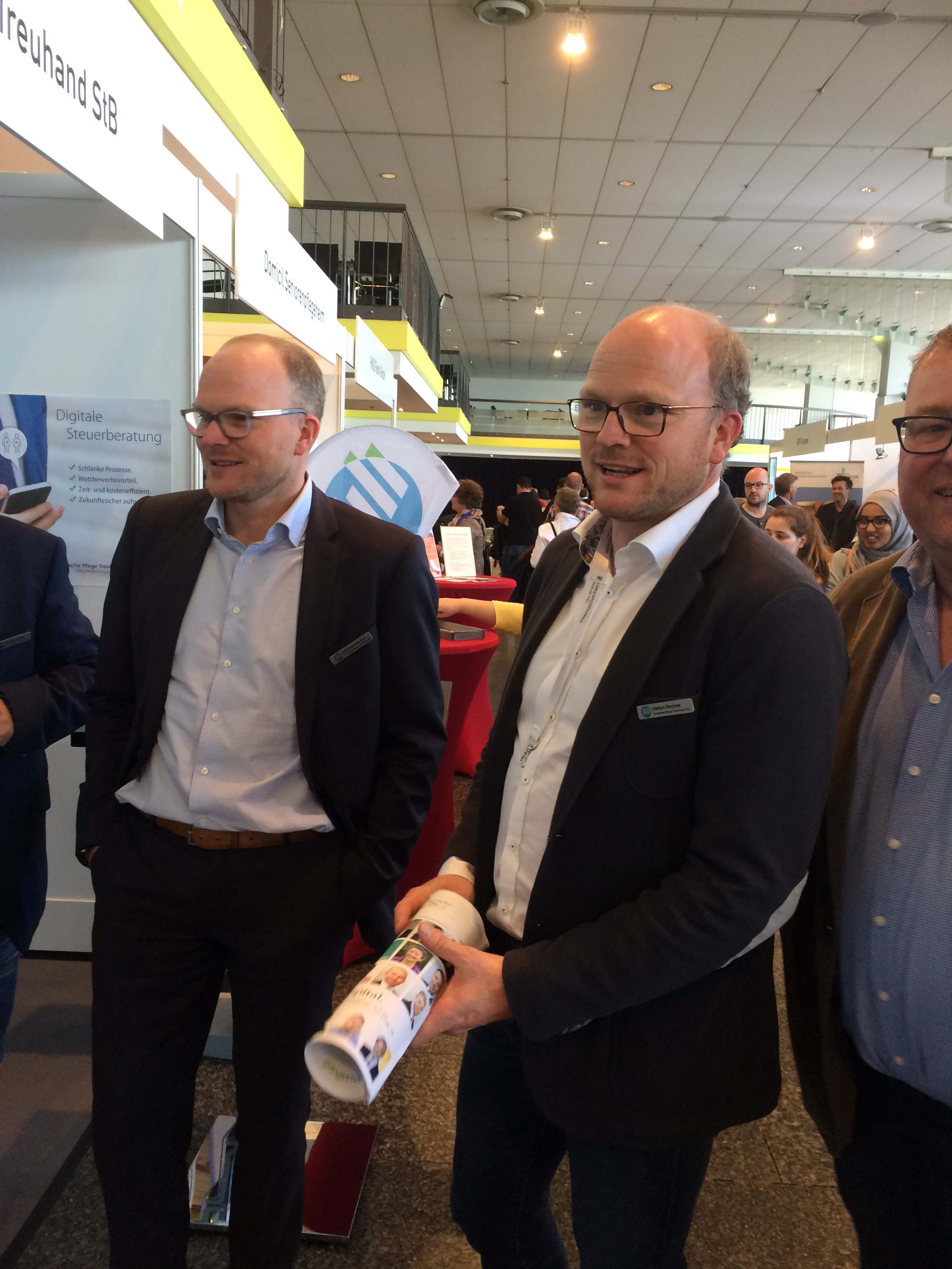 Michael Becker und Stefan Becker bei einem Besuch auf einer Messe.
