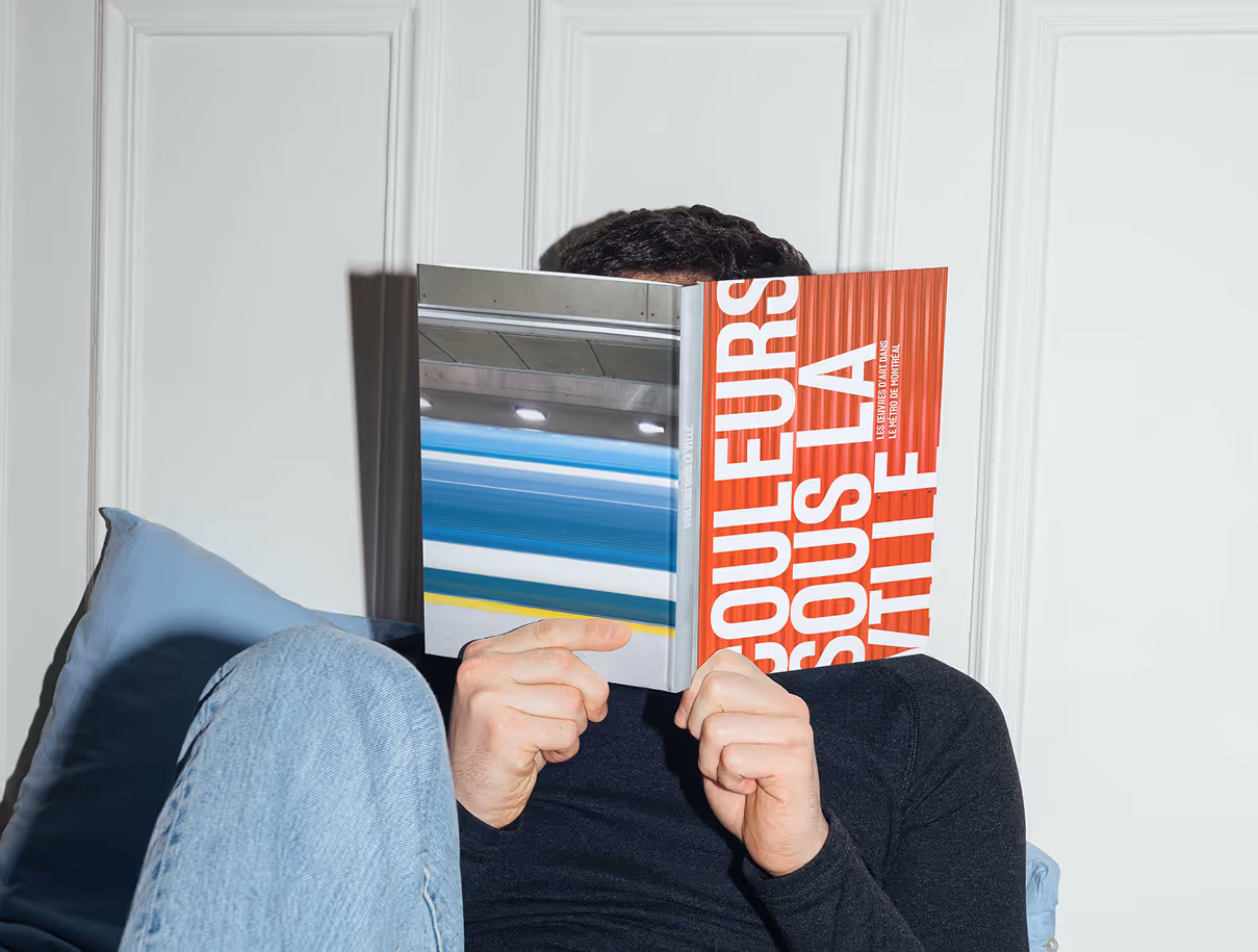 Somebody reading couleur sous la ville book.