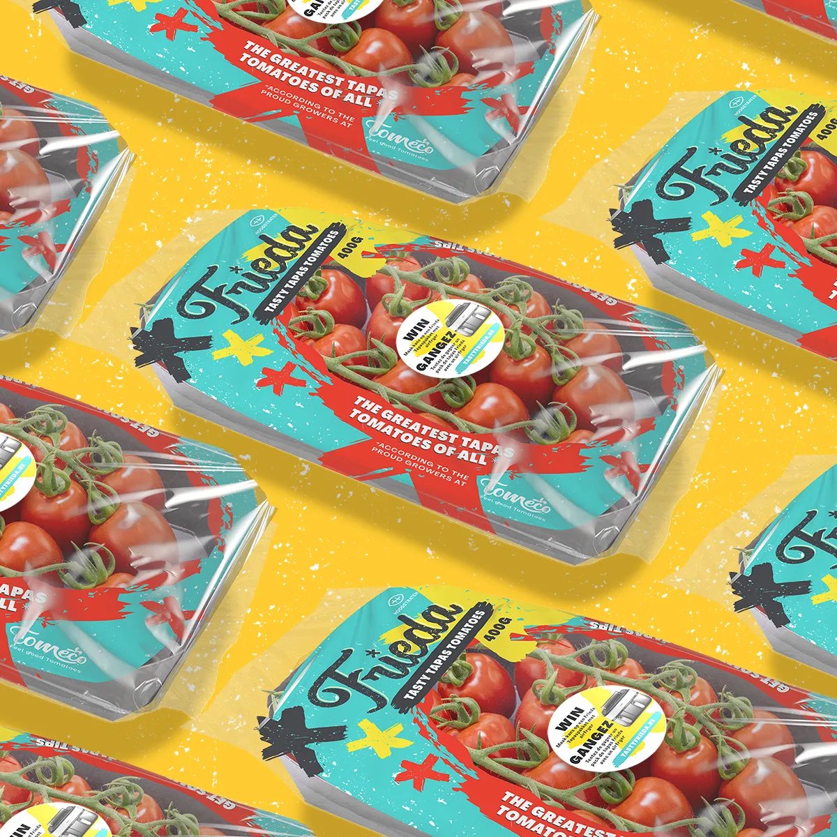 Een herhalend patroon van verpakkingen met Frieda tapastomaten zoals verkrijgbaar bij OKay winkels, voorzien van een ronde wedstrijdsticker op een gele achtergrond.