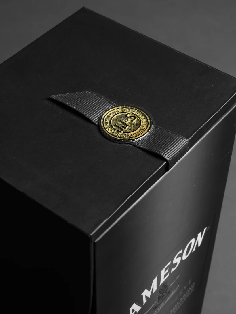 Custom wine rigid box with embossing - distillpack.com