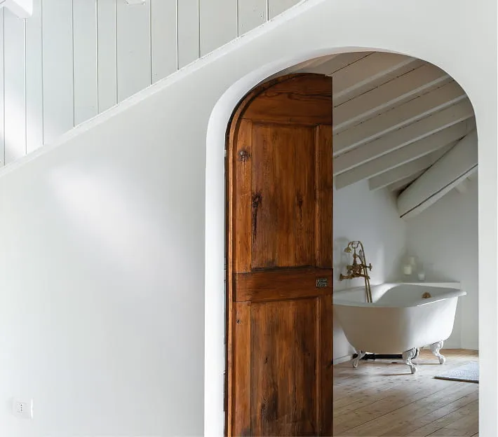 Arched doorway into an en-suite bathroom at Villa La Felice