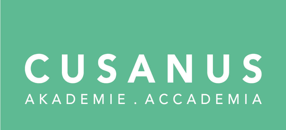 Logo der Cusanus Akademie mit weißem Schriftzug auf grünem Hintergrund.