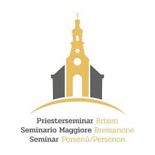 Logo mit stilisierter Kirche in Gold und Grau sowie den Worten Priesterseminar Brixen, Seminario Maggiore Bressanone darunter.