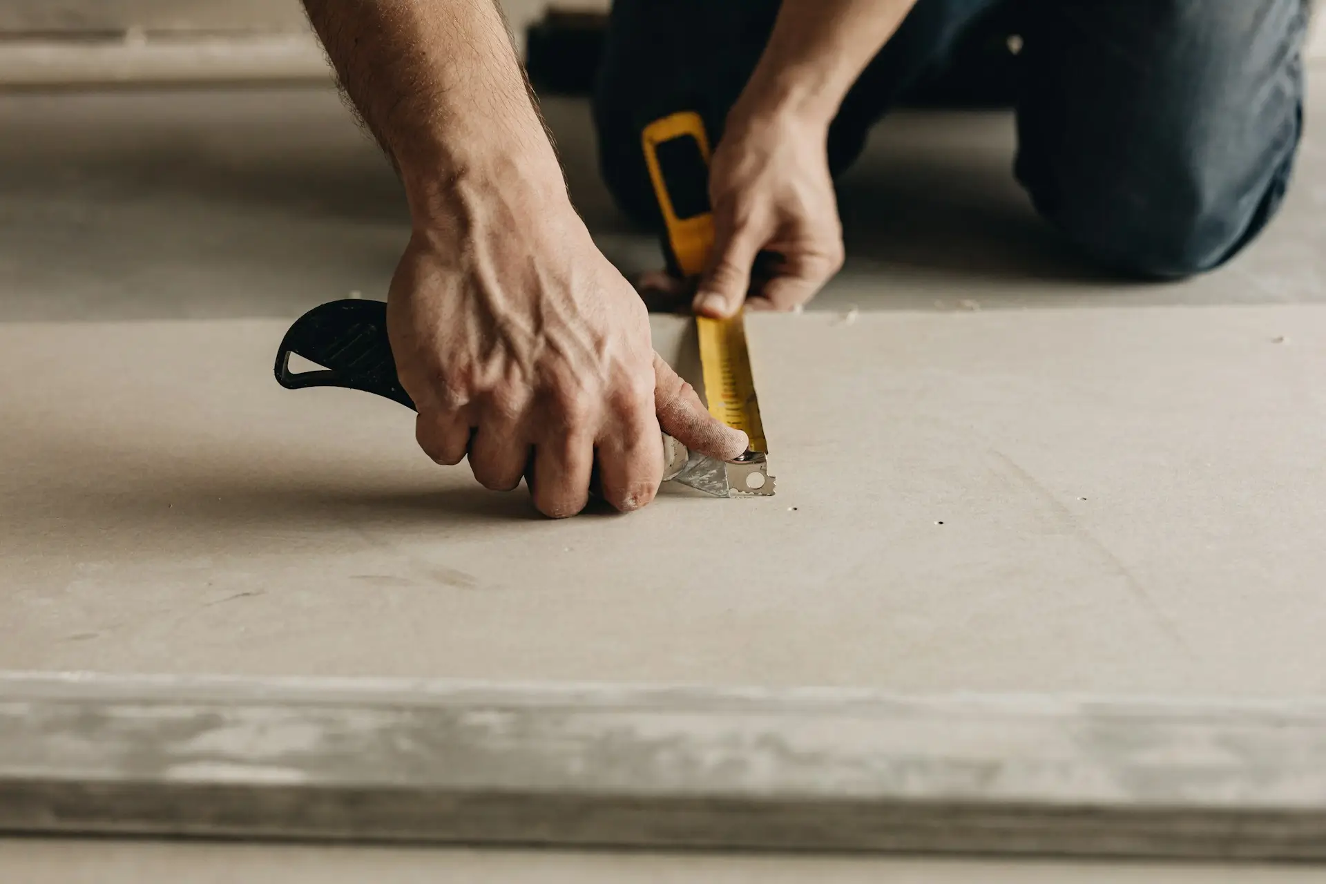 Rénover un appartement haussmannien à Paris : moulures, parquet, cloisons