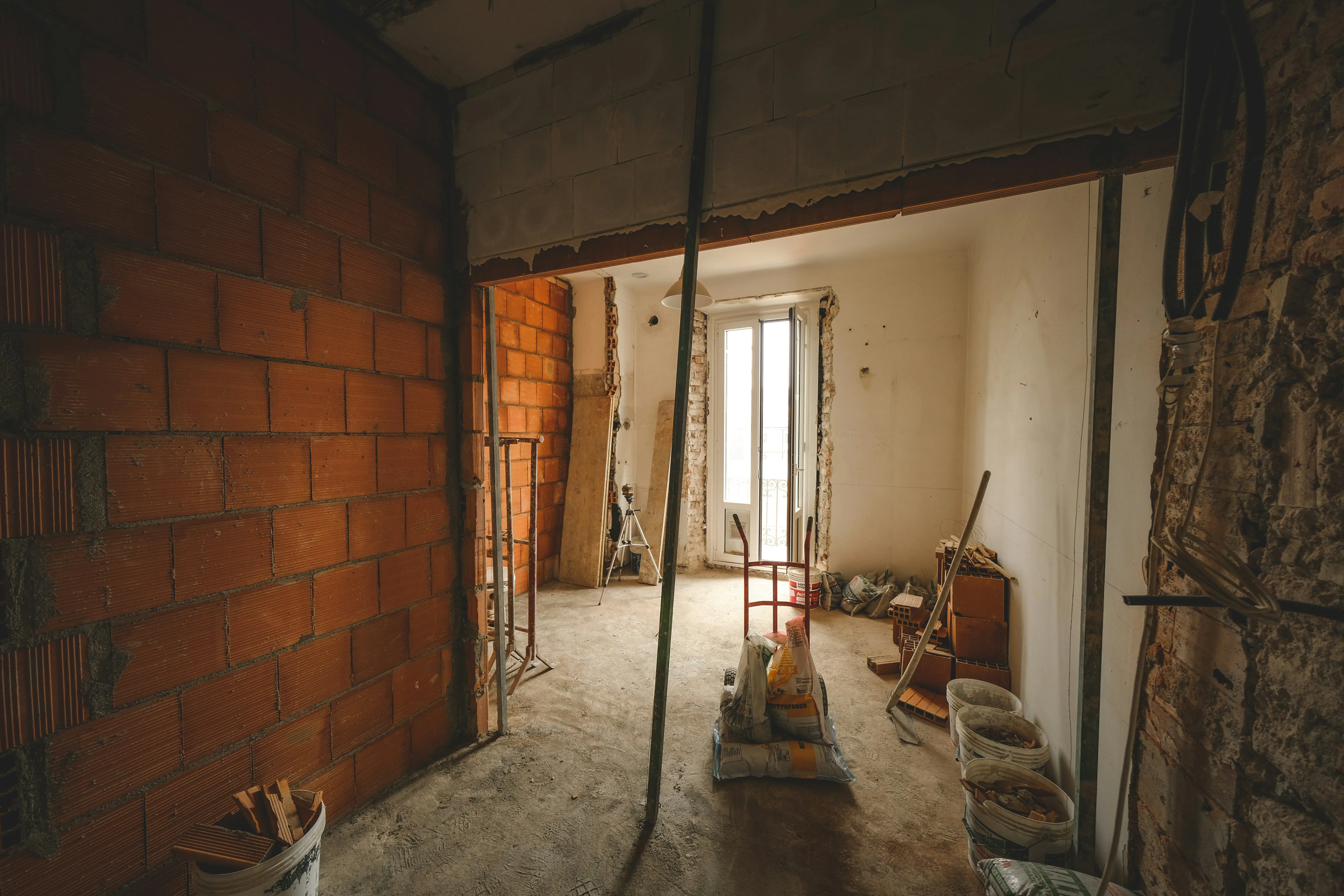 Rénovation clé en main : ce que ça recouvre face à une entreprise générale
