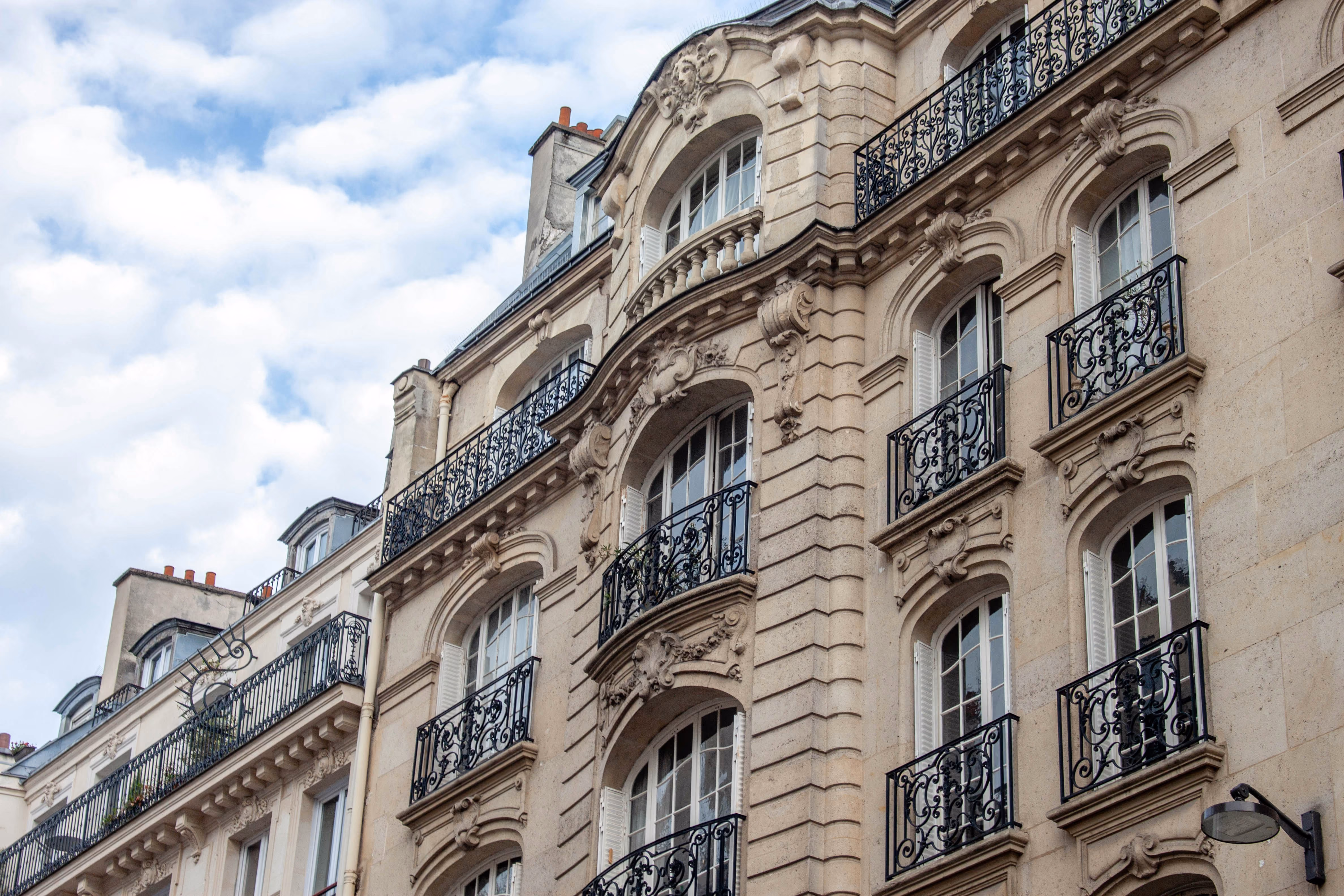 Changer les fenêtres d'un appartement à Paris : autorisations et budget