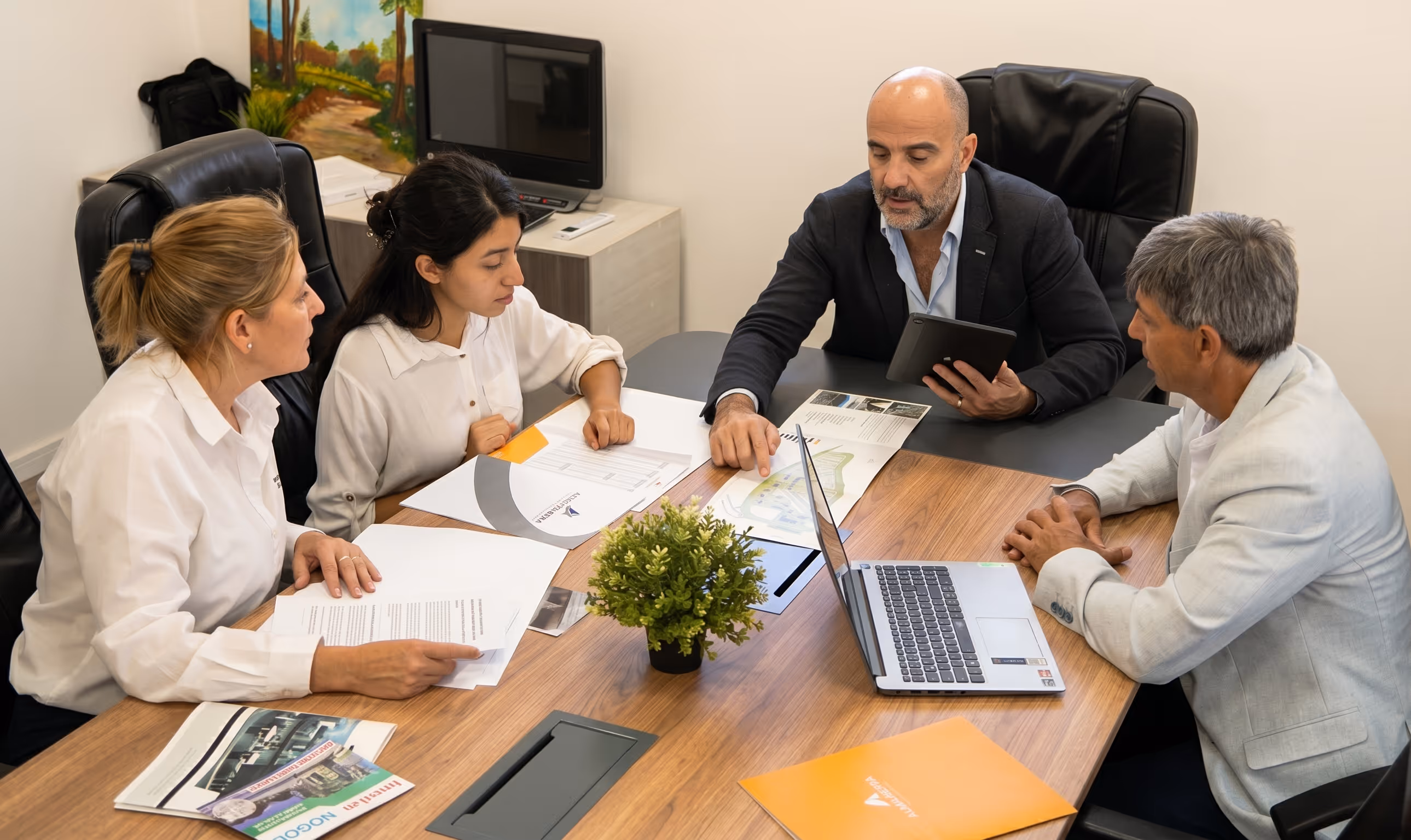 Fotografía de Grupo Alvant planificando