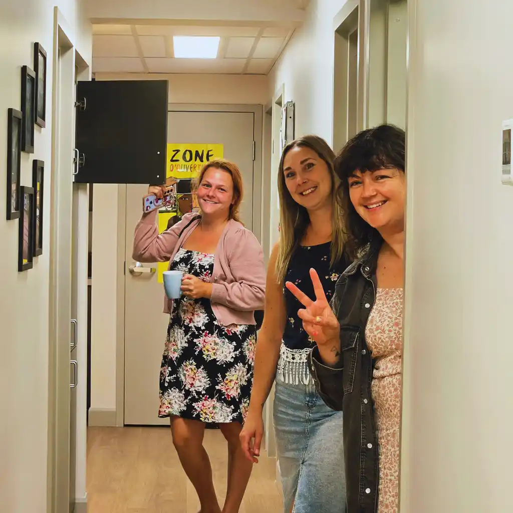 Intervenantes dans un couloir