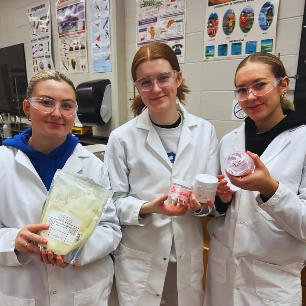 Trois jeunes femmes en sarraus