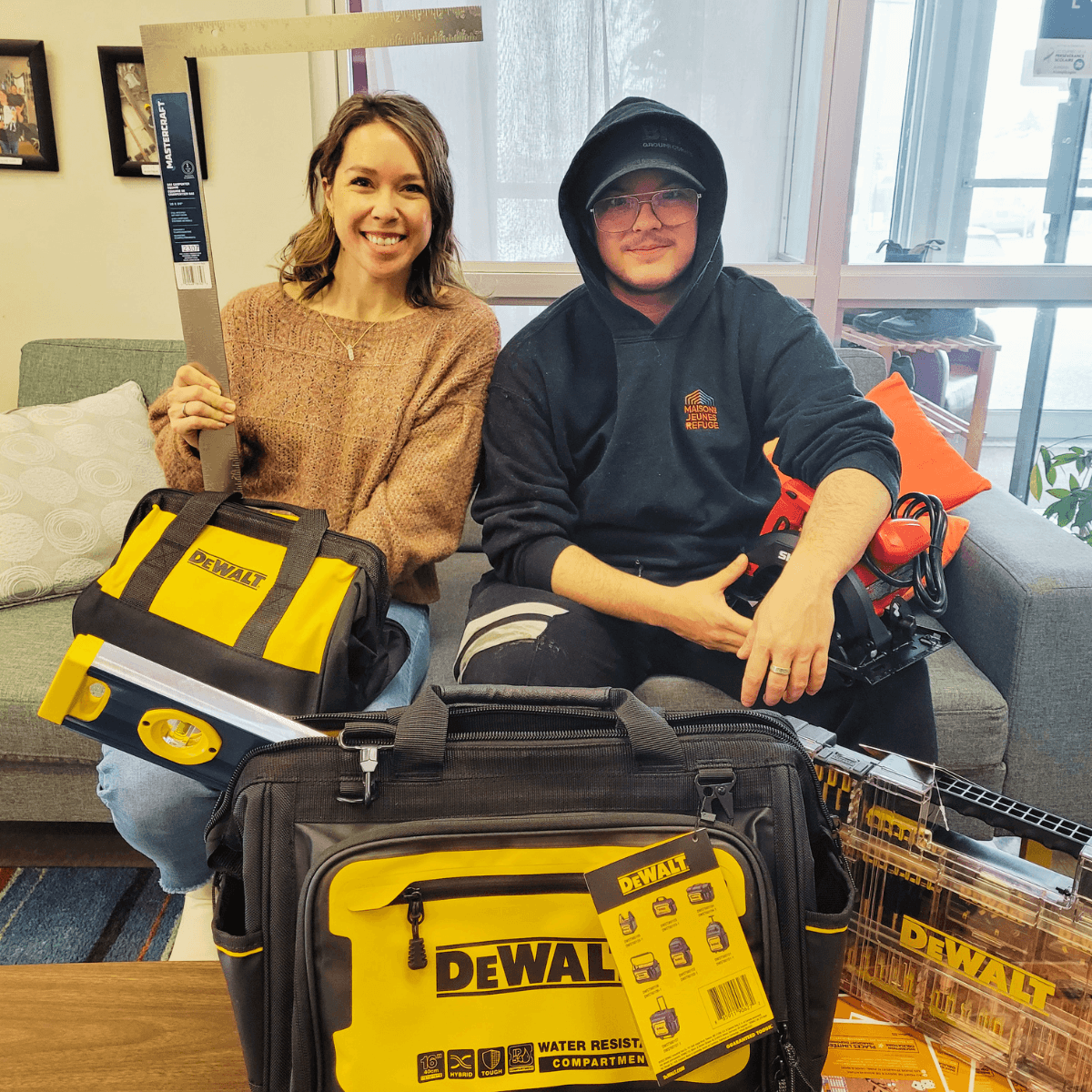Deux jeunes avec des outils