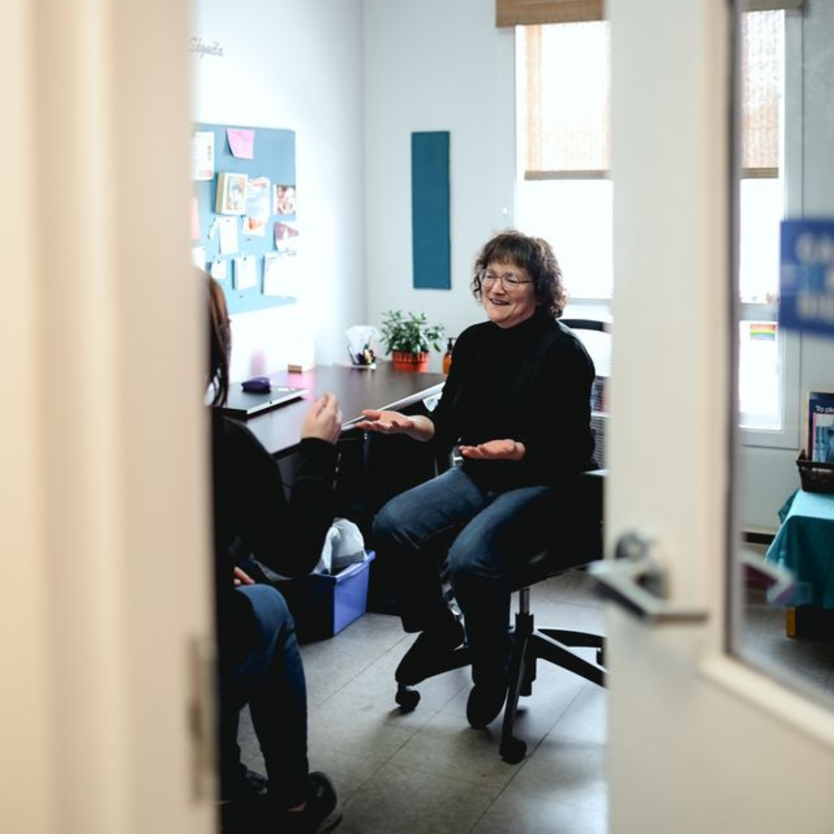Femmes qui parlent dans un bureau