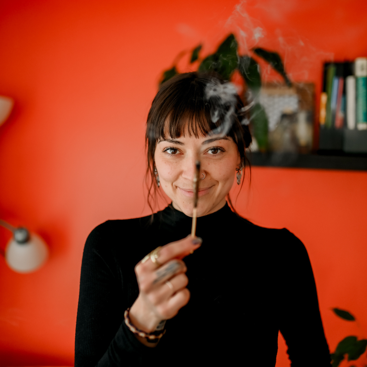 Femme avec une allumette éteinte