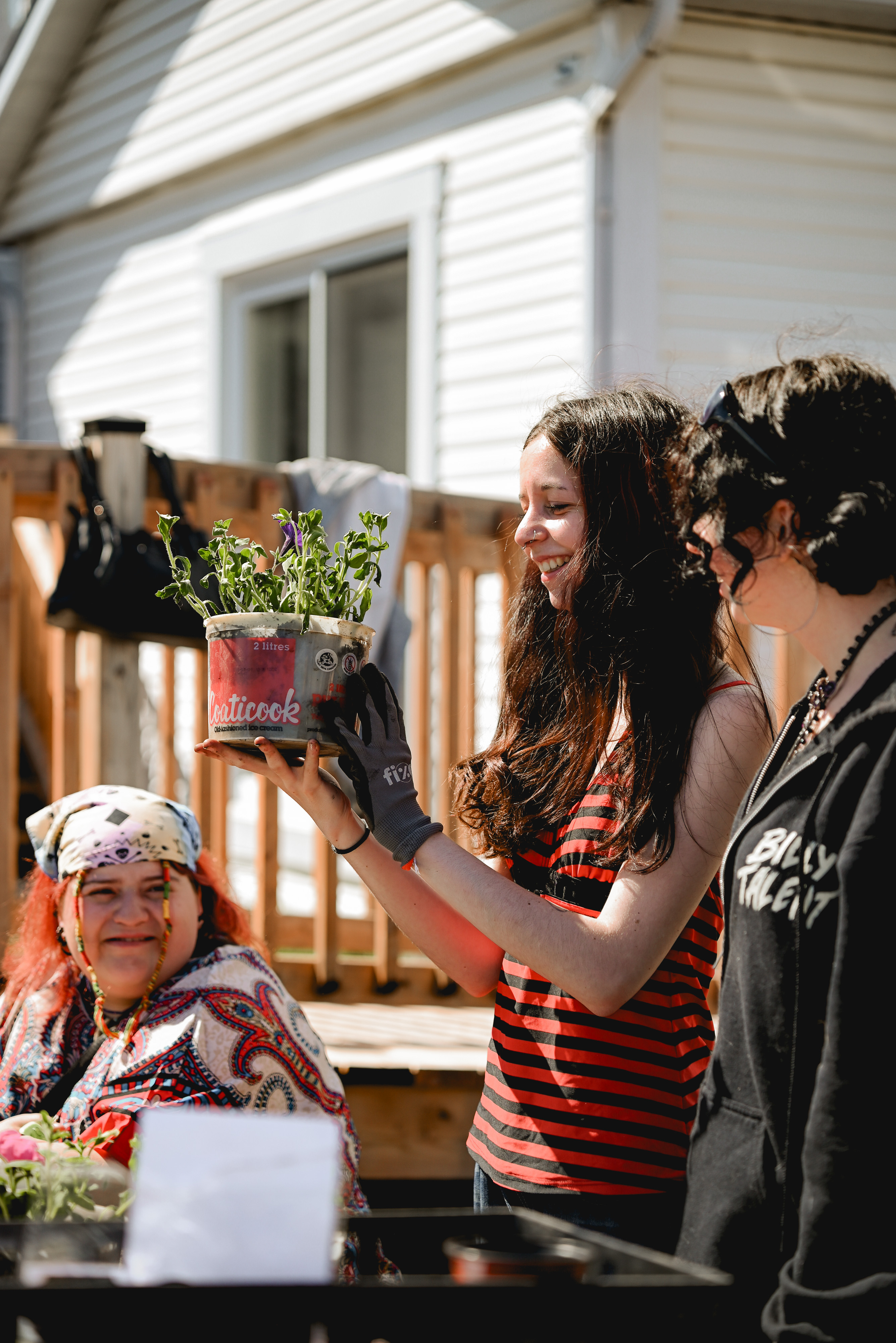 Groupe de jeunes qui jardinent