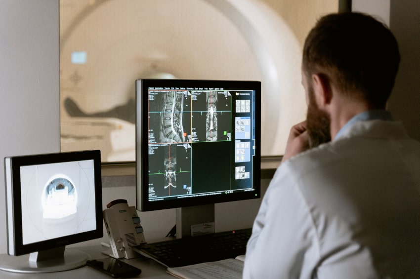 Homme allongé dans un scanner avec un médecin