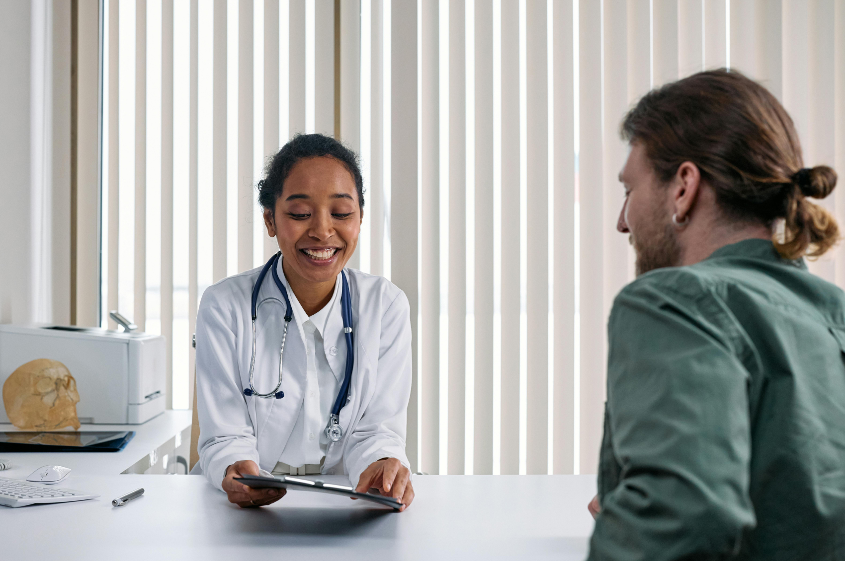Un neurologue explique un traitement de l epilepsie a un patient