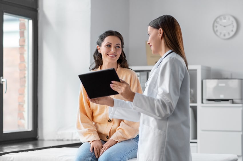 Medecin discutant avec un patient des options de traitement de l epilepsie