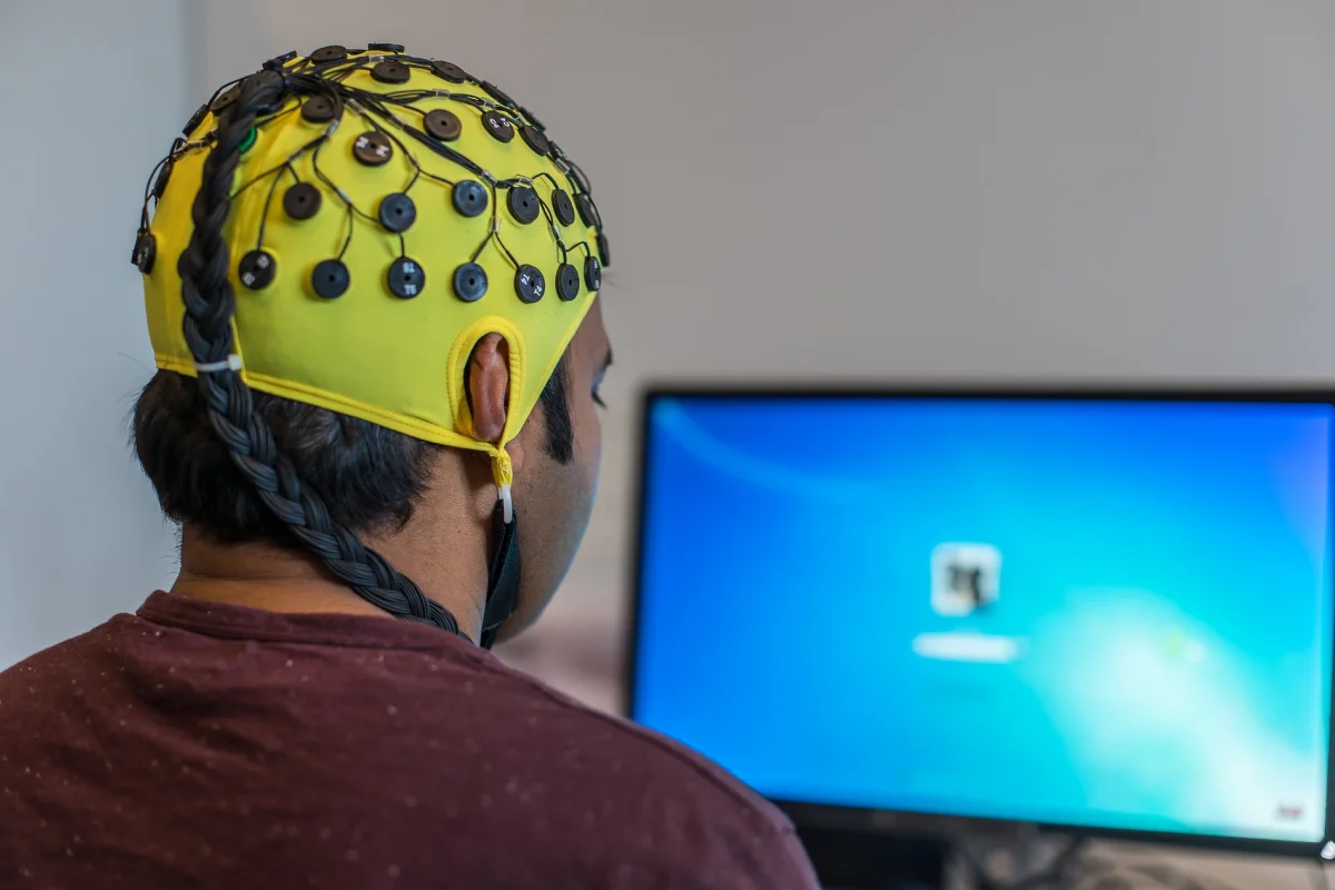 Homme portant un type courant de casque d EEG