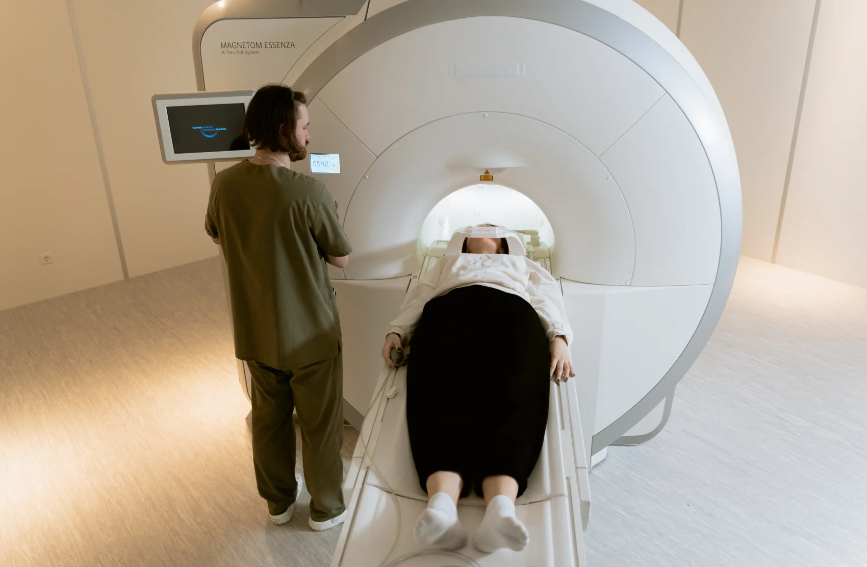 Patient epileptique entrant dans une machine d IRM