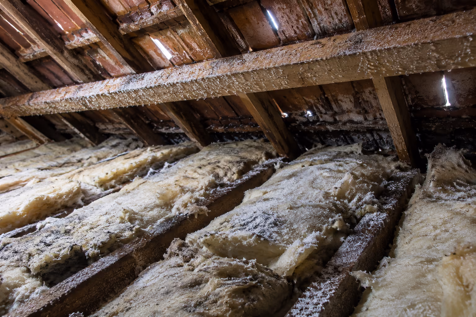 Isolation de toiture défaillante provoquant des pertes thermiques