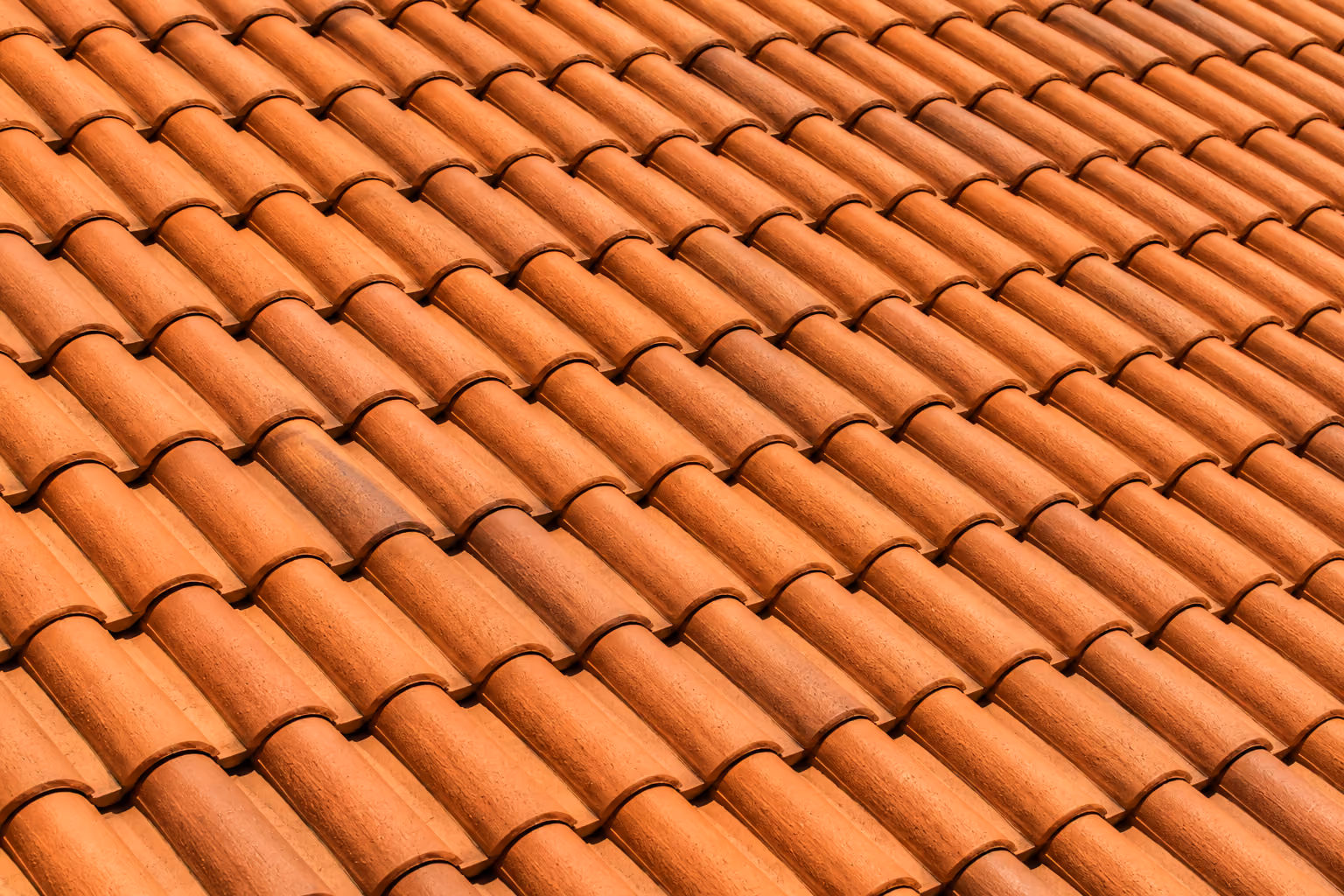 Couverture de toiture en tuiles terre cuite.