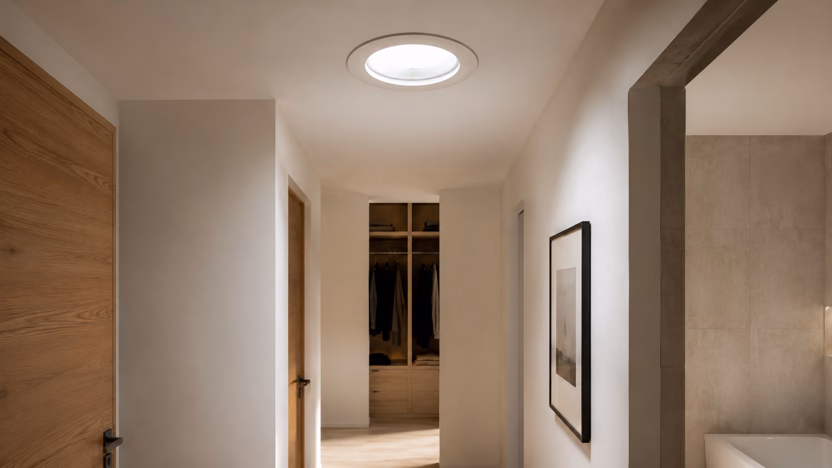 Conduit de lumière Velux diffusant la lumière naturelle dans une pièce.