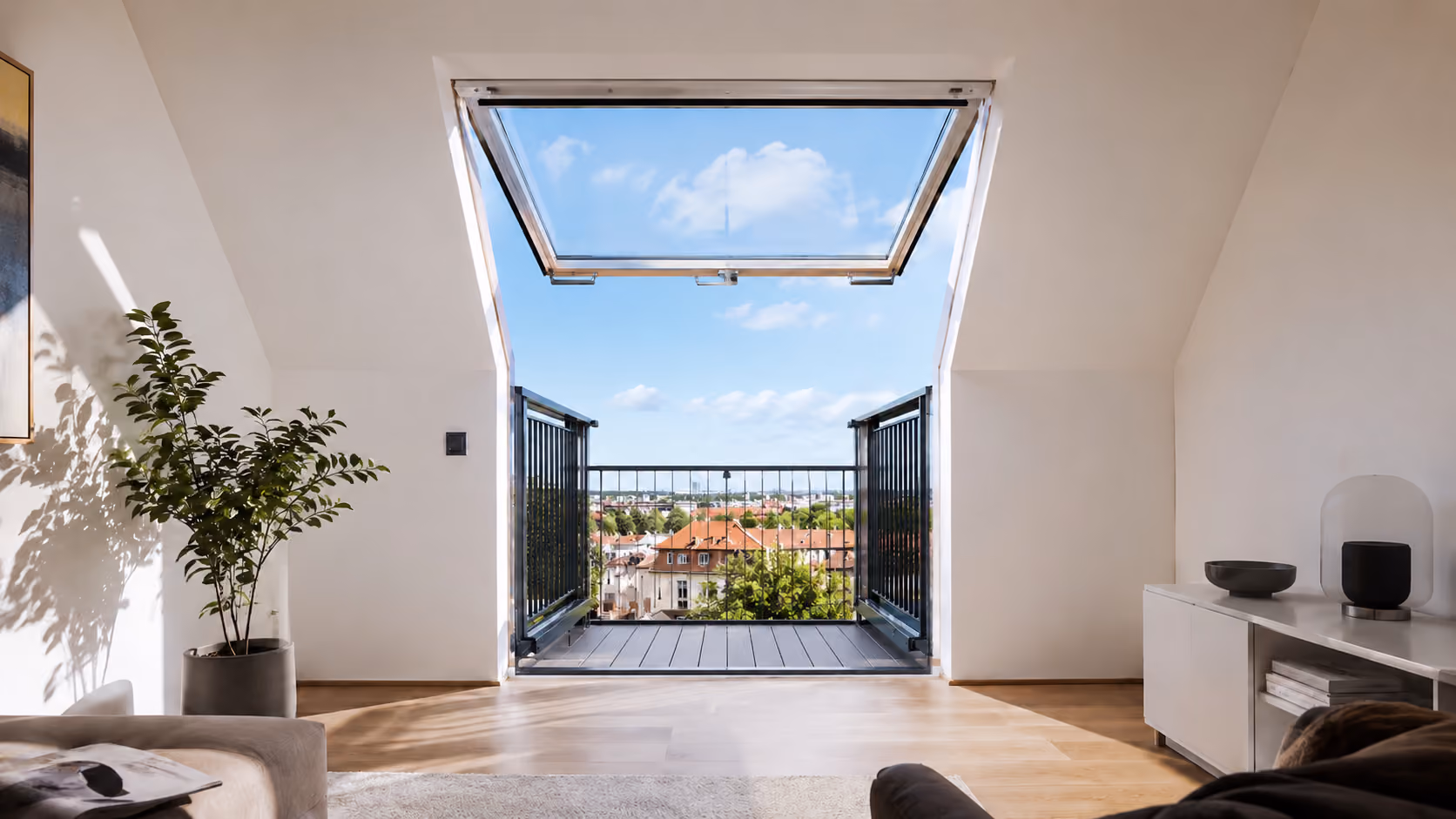 Verrière balcon Velux ouverte dans des combles aménagés.
