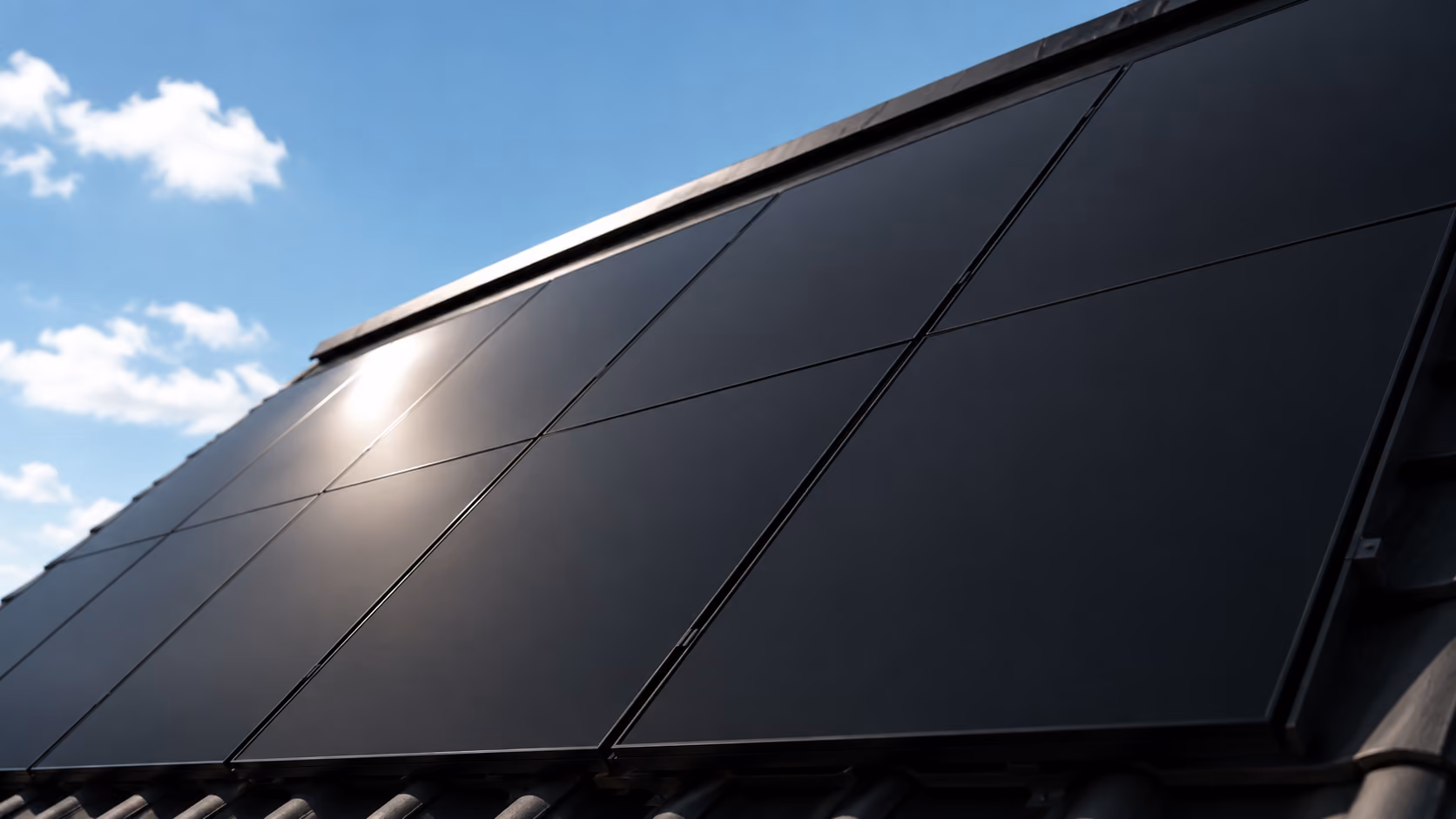 Panneaux solaires photovoltaïques installés sur une toiture