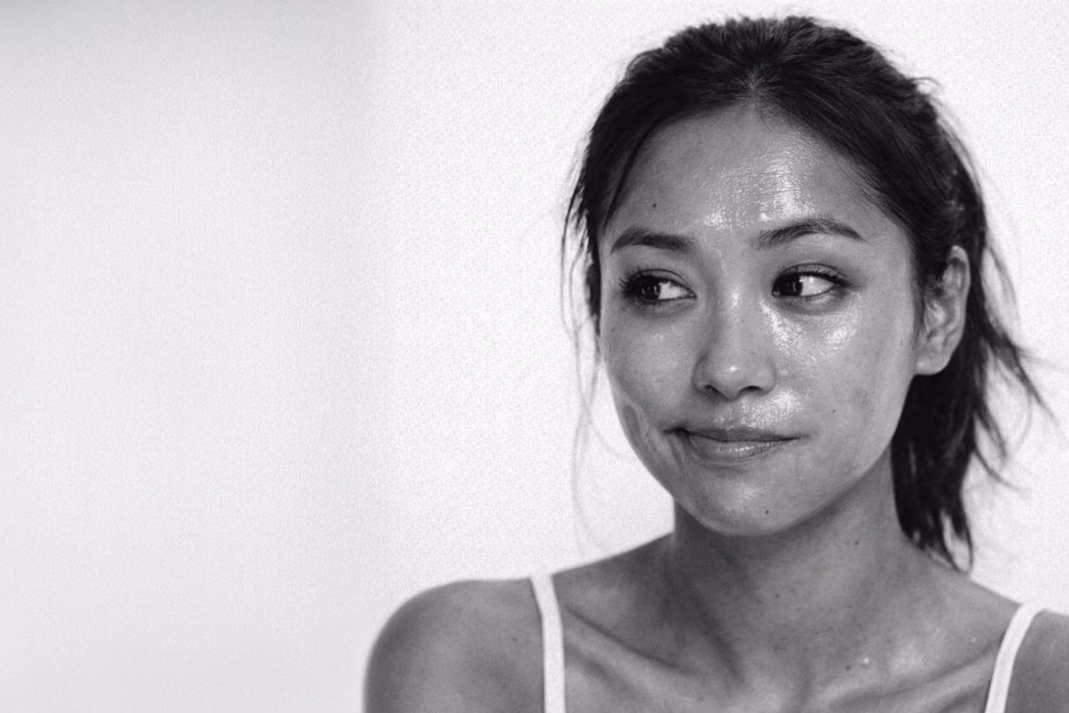Black and white close-up representing oily skin and excess sebum production concern at CAMI